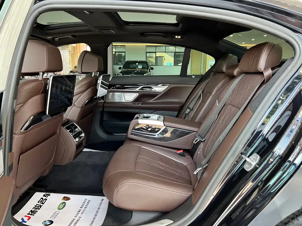 BMW 7 Series — миниатюра 9