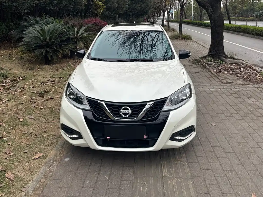 NISSAN TIIDA