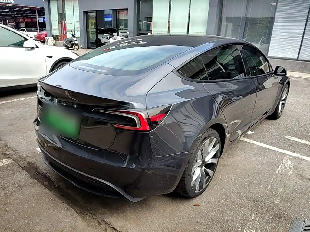 Tesla Model 3 — миниатюра 7