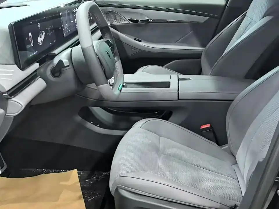 VOYAH LANTU CHASING LIGHT