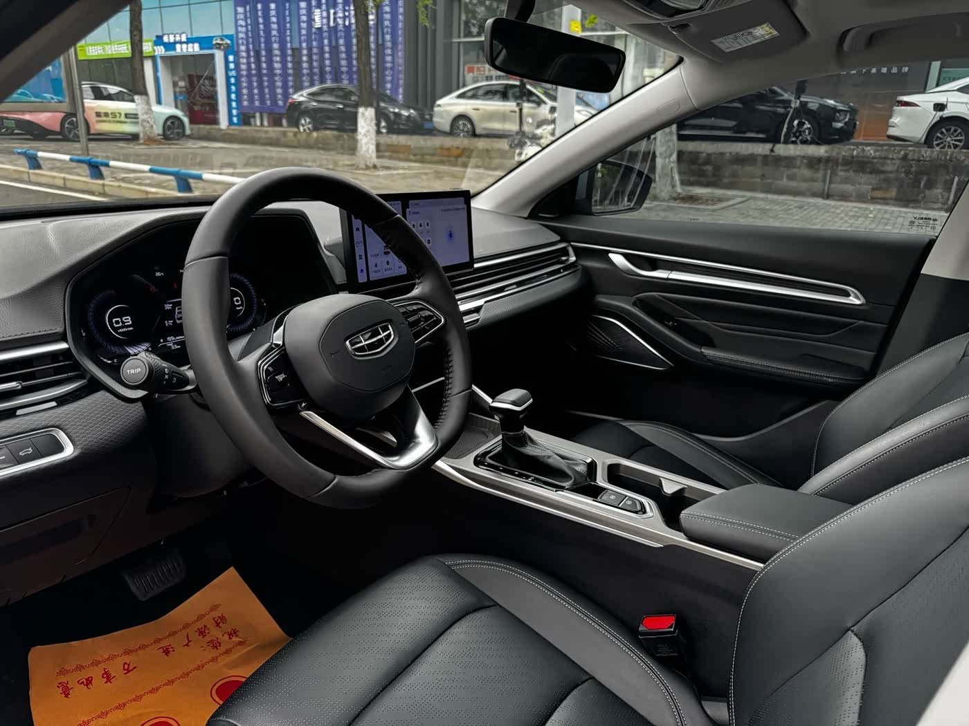 Geely Emgrand 1.5 л 2023 г. Серебристо-серый, пробег 50000 км