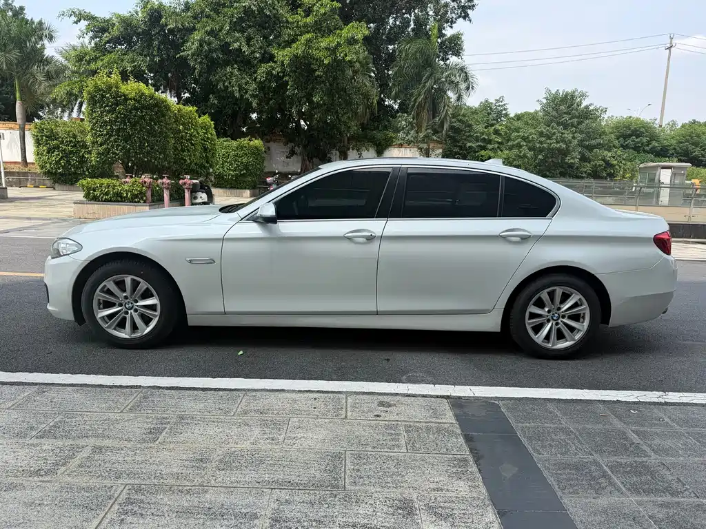 BMW 5 Series — миниатюра 7