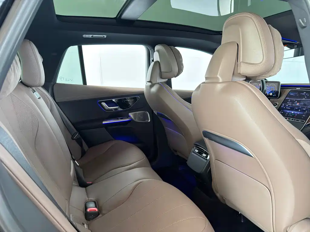 Mercedes-Benz EQE SUV — миниатюра 8
