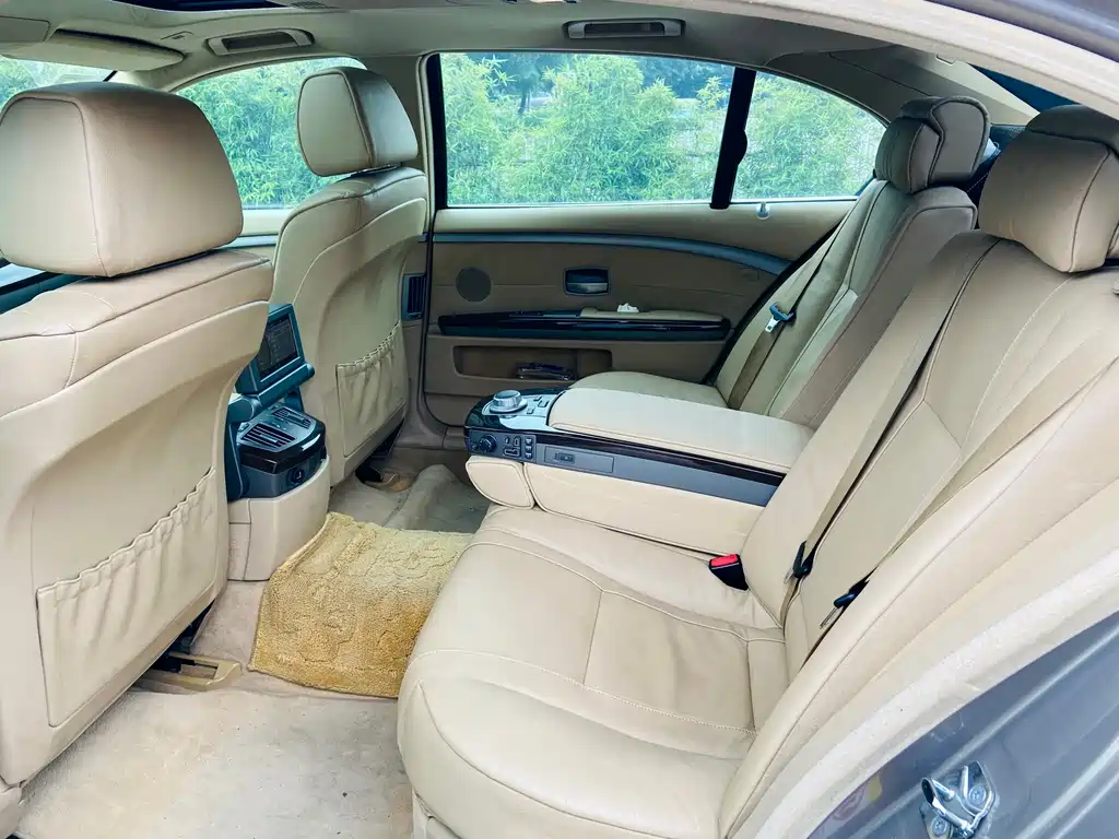 BMW 7 Series — миниатюра 6