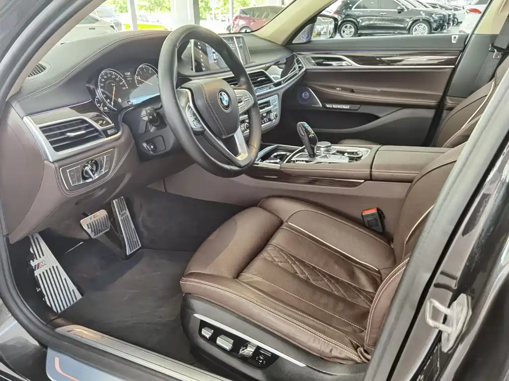 BMW 7 Series — миниатюра 10