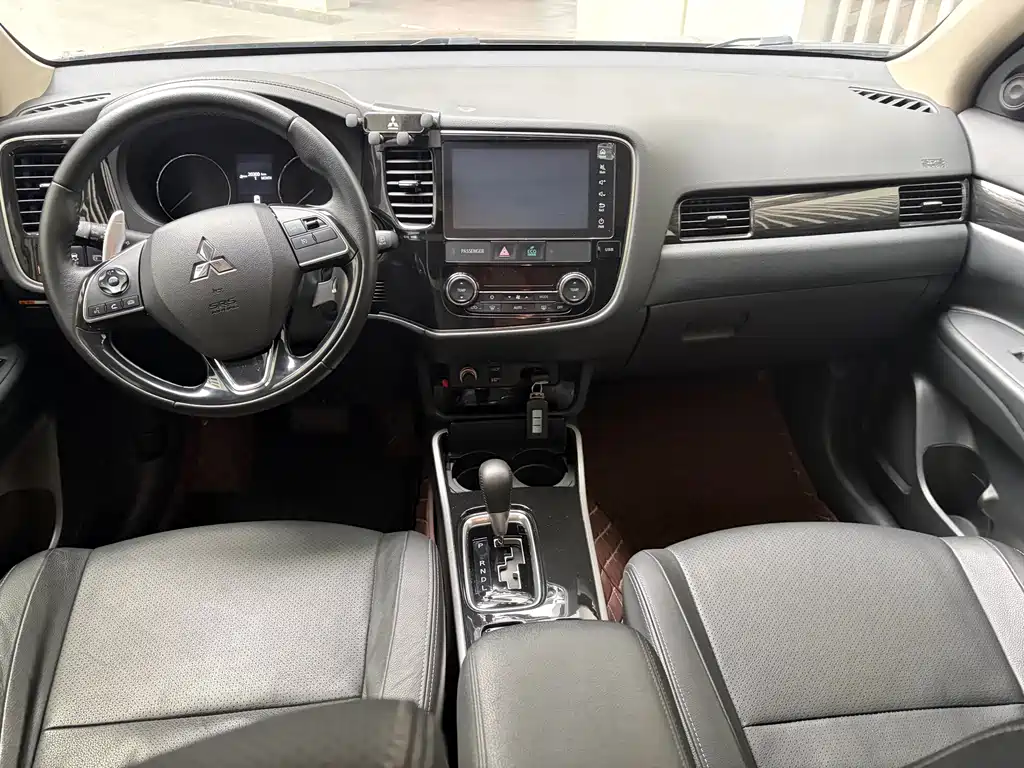 MITSUBISHI OUTLANDER