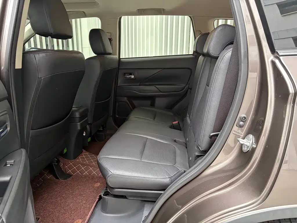 MITSUBISHI OUTLANDER