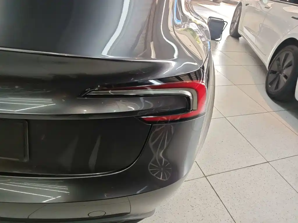 Tesla Model 3 — миниатюра 8
