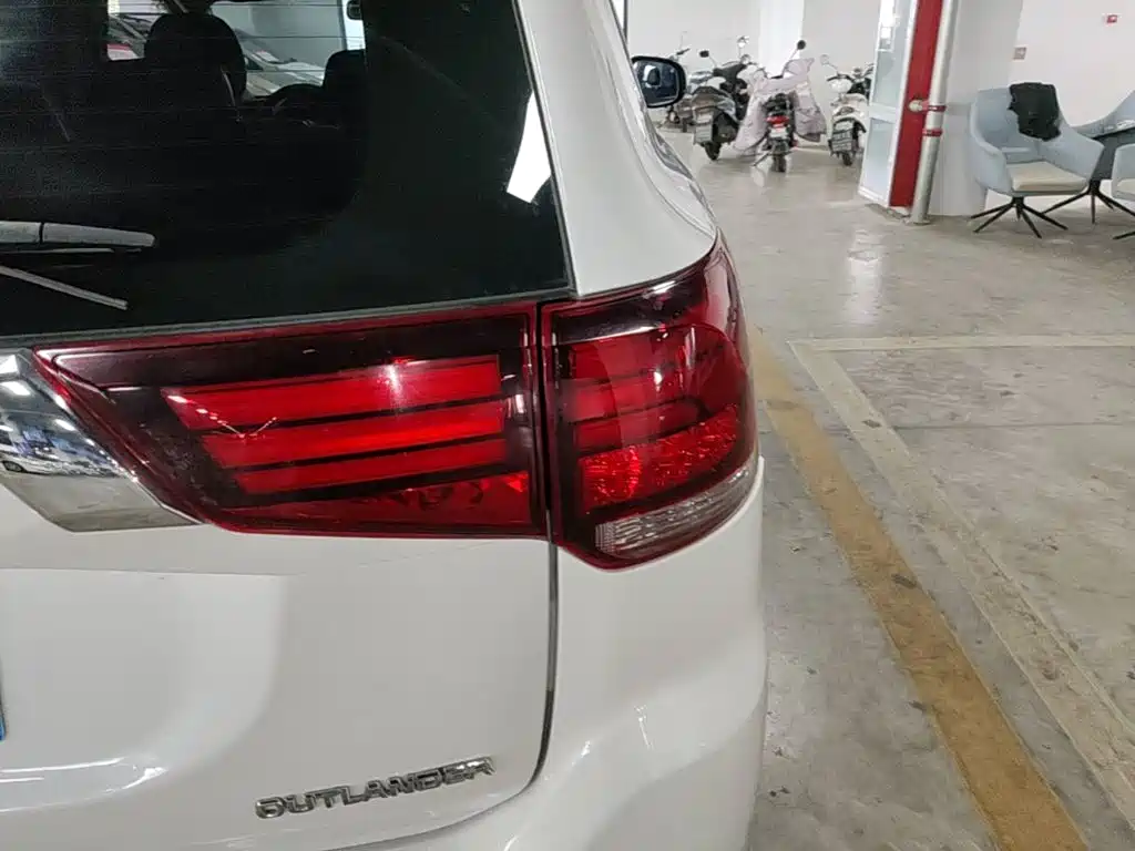 Mitsubishi Outlander — миниатюра 8