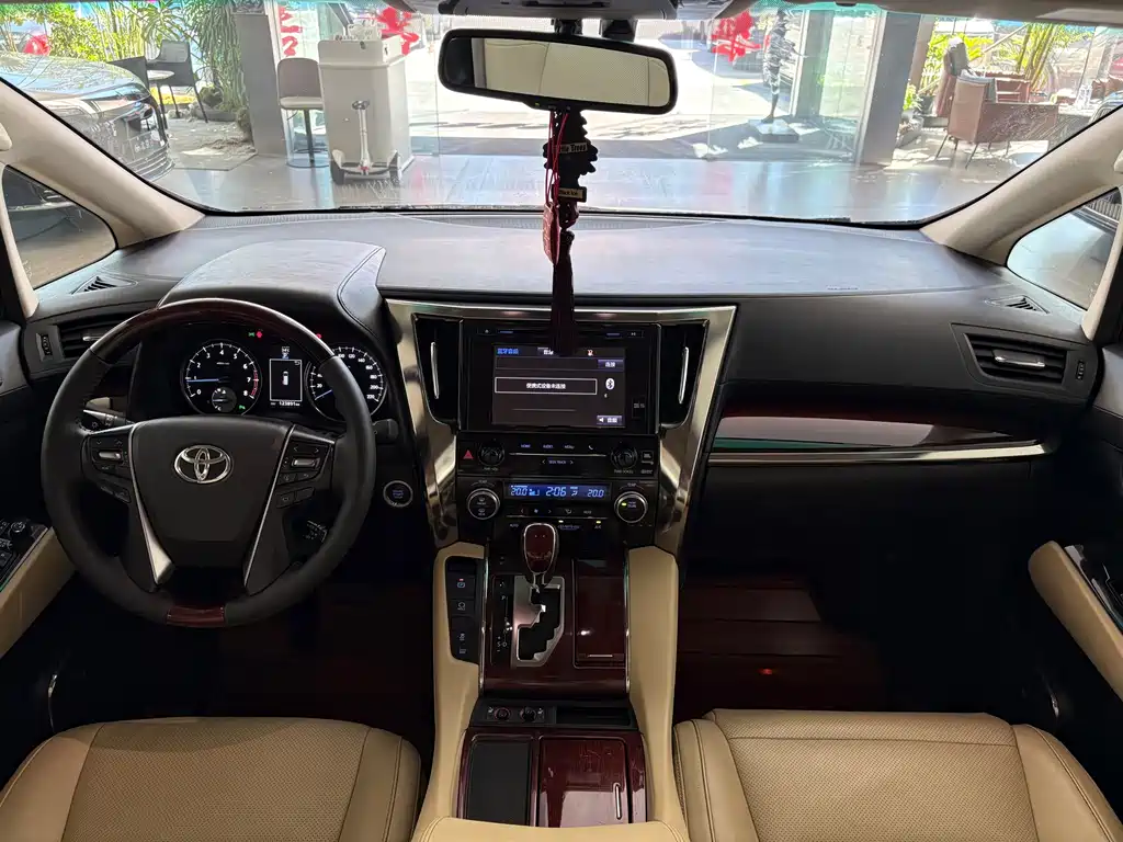 Toyota Alphard — миниатюра 12