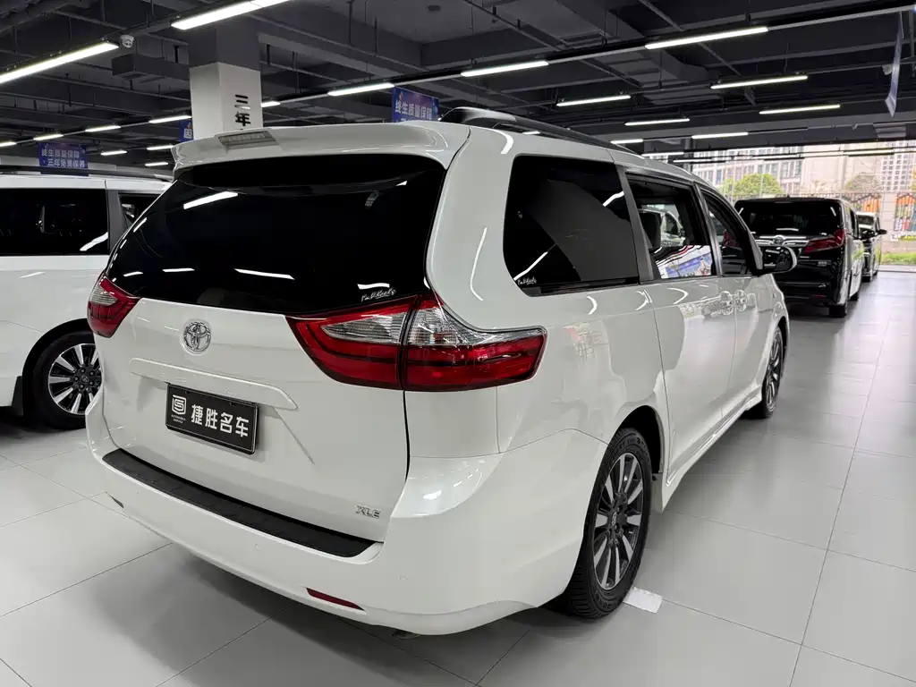 TOYOTA SIENNA