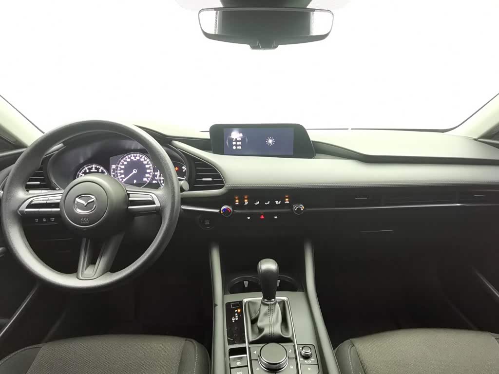 Mazda Mazda3 Axela 2.0 л 2022 г. красный/фиолетовый, пробег 21800 км