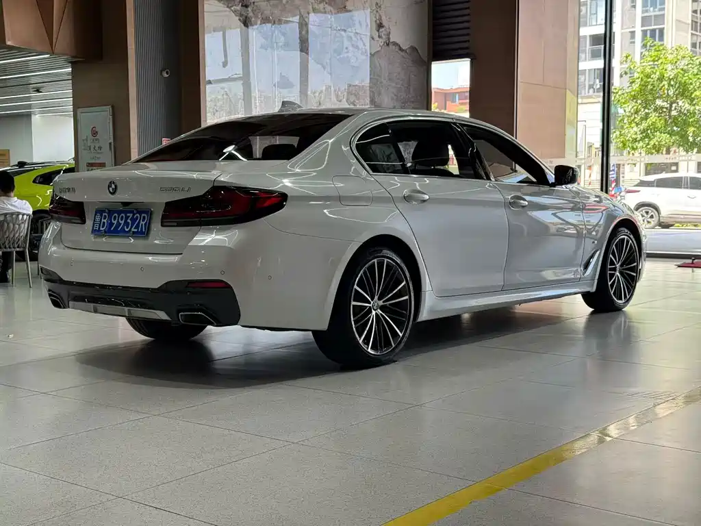 BMW 5 Series — миниатюра 9