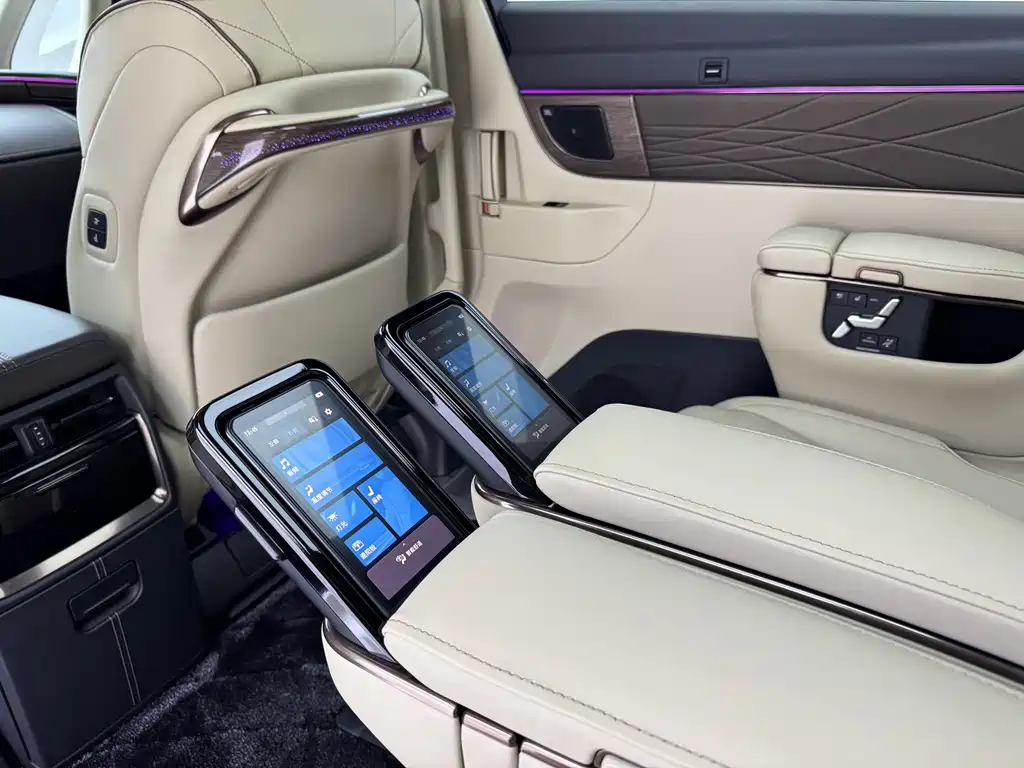 Toyota Alphard — миниатюра 10