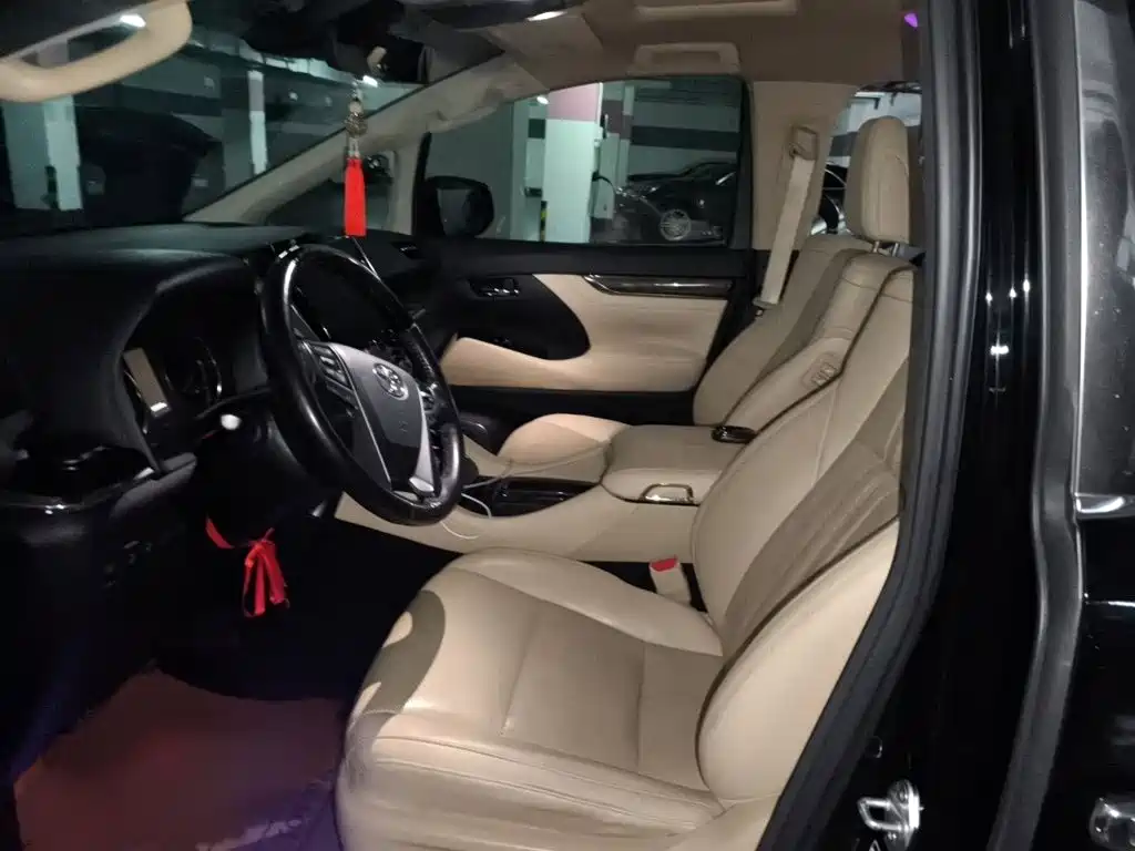 Toyota Alphard — миниатюра 8