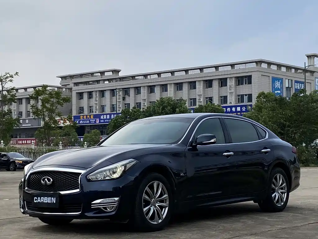 Infiniti Q70