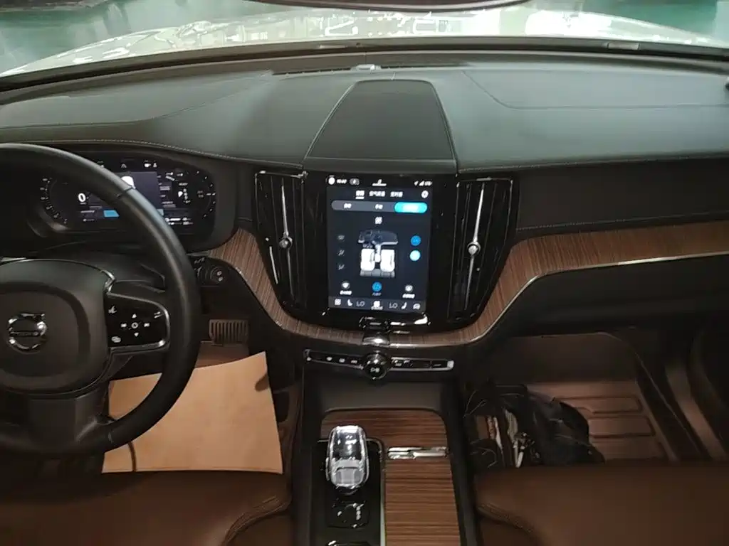 Volvo XC60 PHEV — миниатюра 13