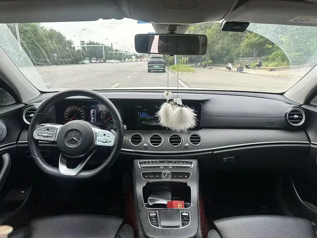 Mercedes-Benz E-Class — миниатюра 10
