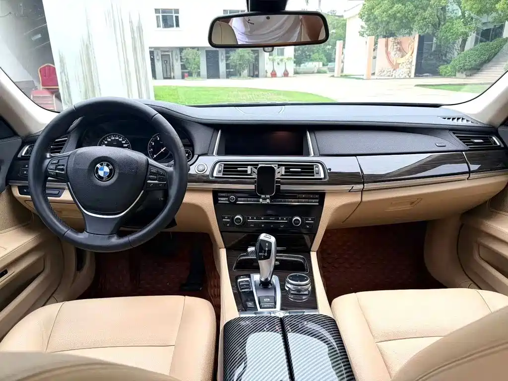 BMW 7 Series — миниатюра 4