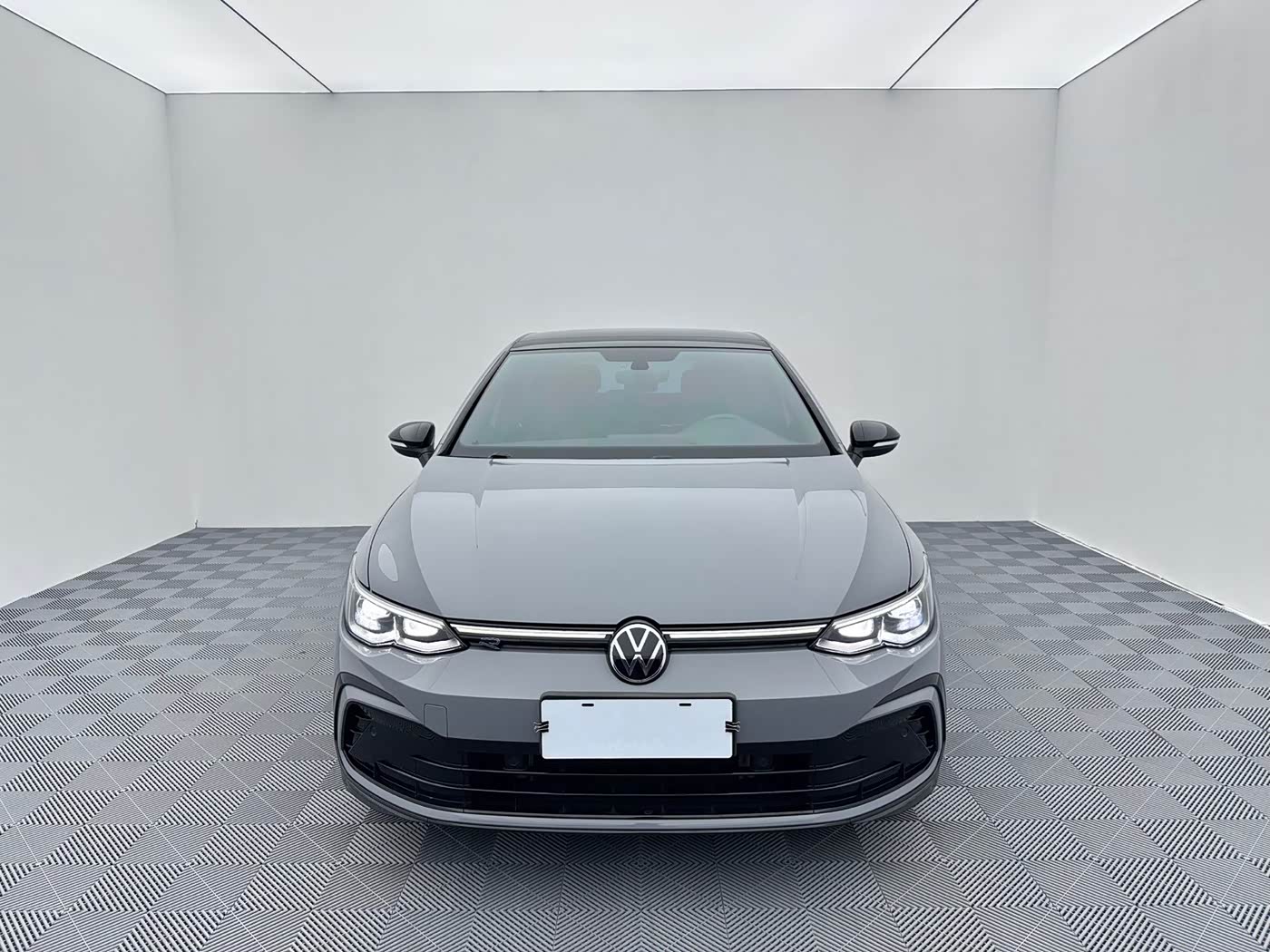 Volkswagen Golf 1.4 л 2023 г. Серебристо-серый, пробег 23000 км