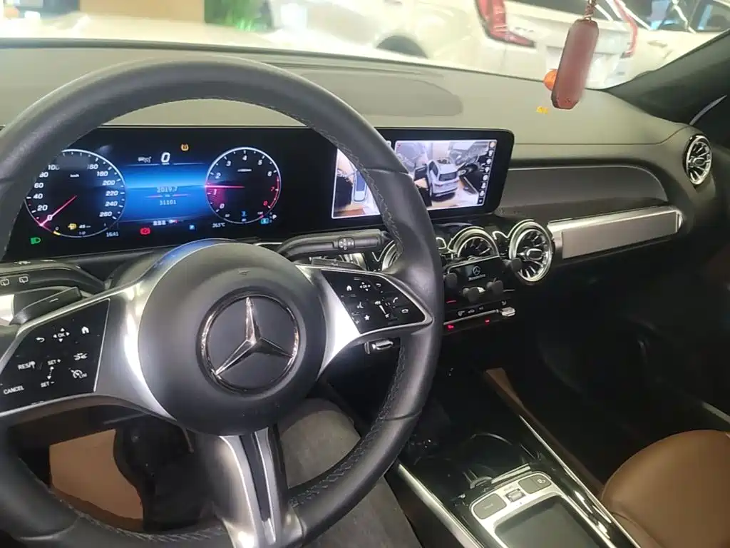 Mercedes-Benz GLB — миниатюра 10