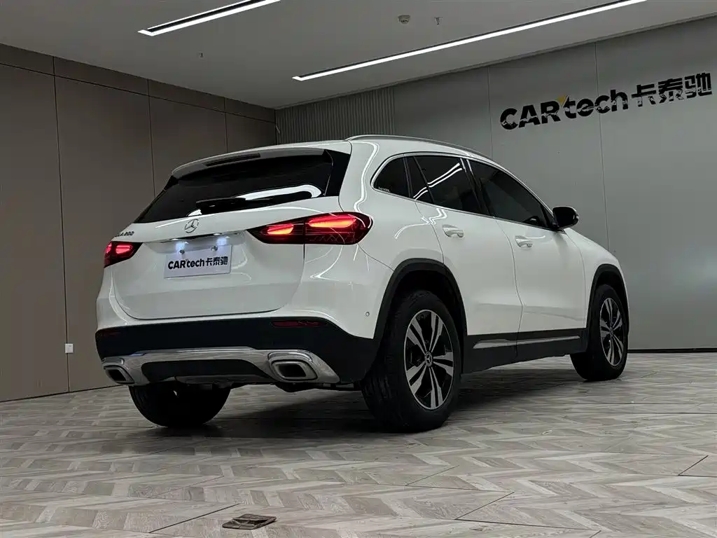 MERCEDES-BENZ GLA