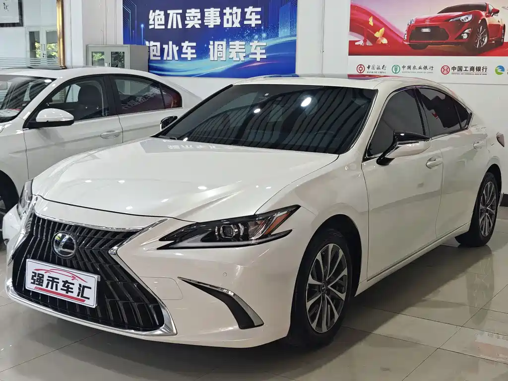 Lexus ES 2024