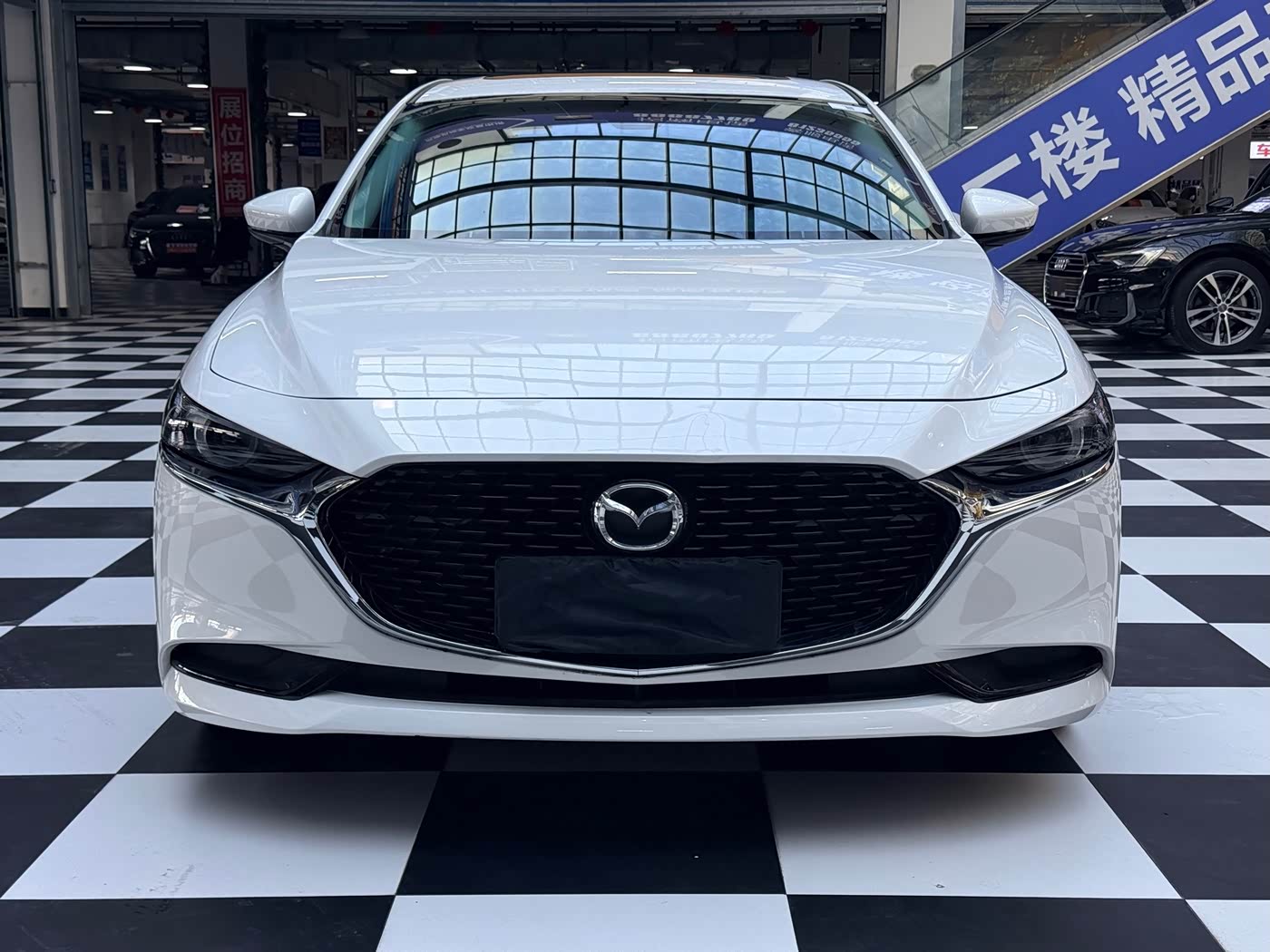 Mazda Mazda3 Axela 2.0 л 2023 г. Белый, пробег 19000 км