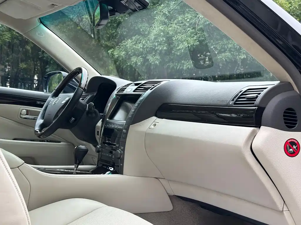 Lexus LS — миниатюра 7