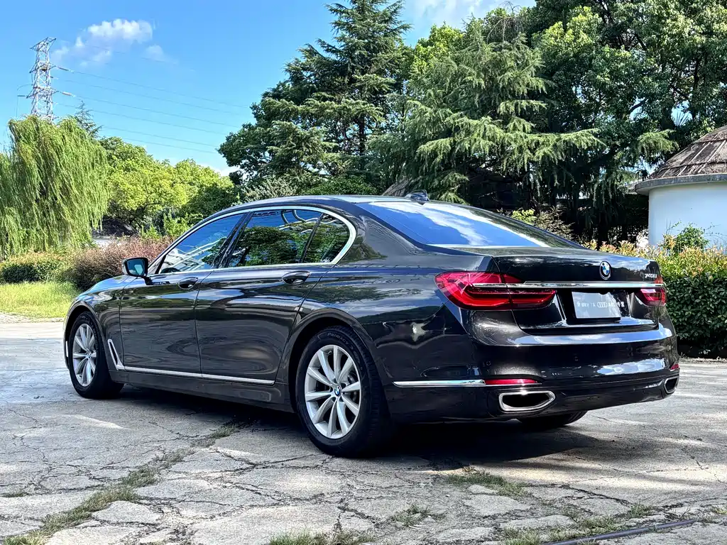 BMW 7 Series — миниатюра 13