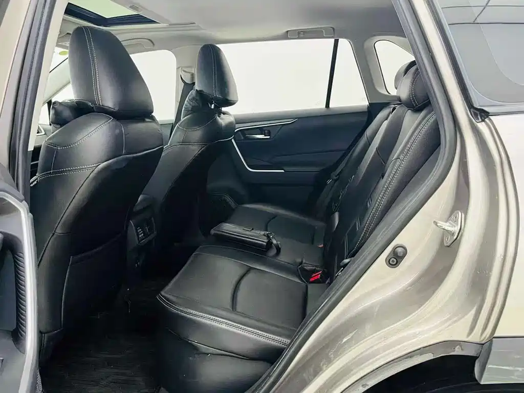 Toyota RAV4 — миниатюра 9