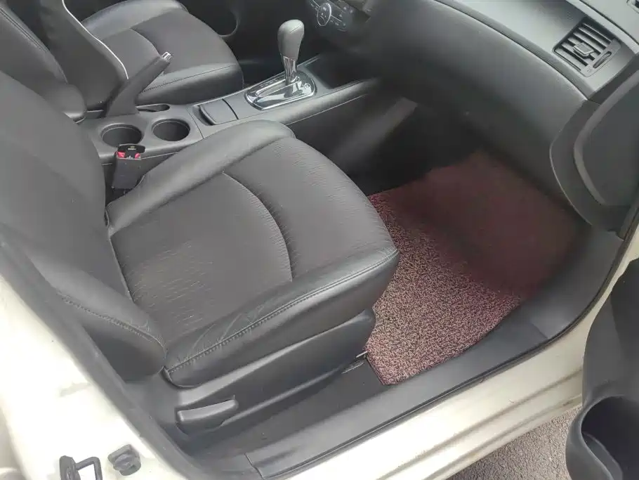 Nissan Tiida — миниатюра 8