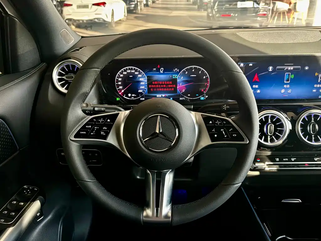 MERCEDES-BENZ GLA