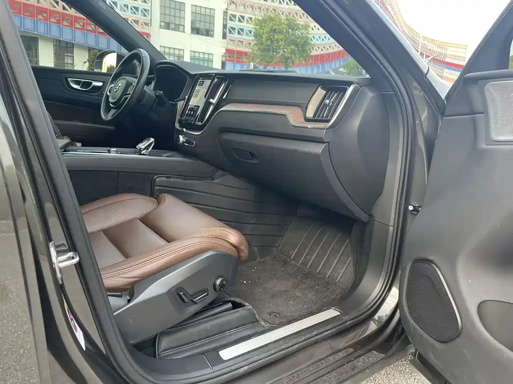 Volvo XC60 PHEV — миниатюра 18