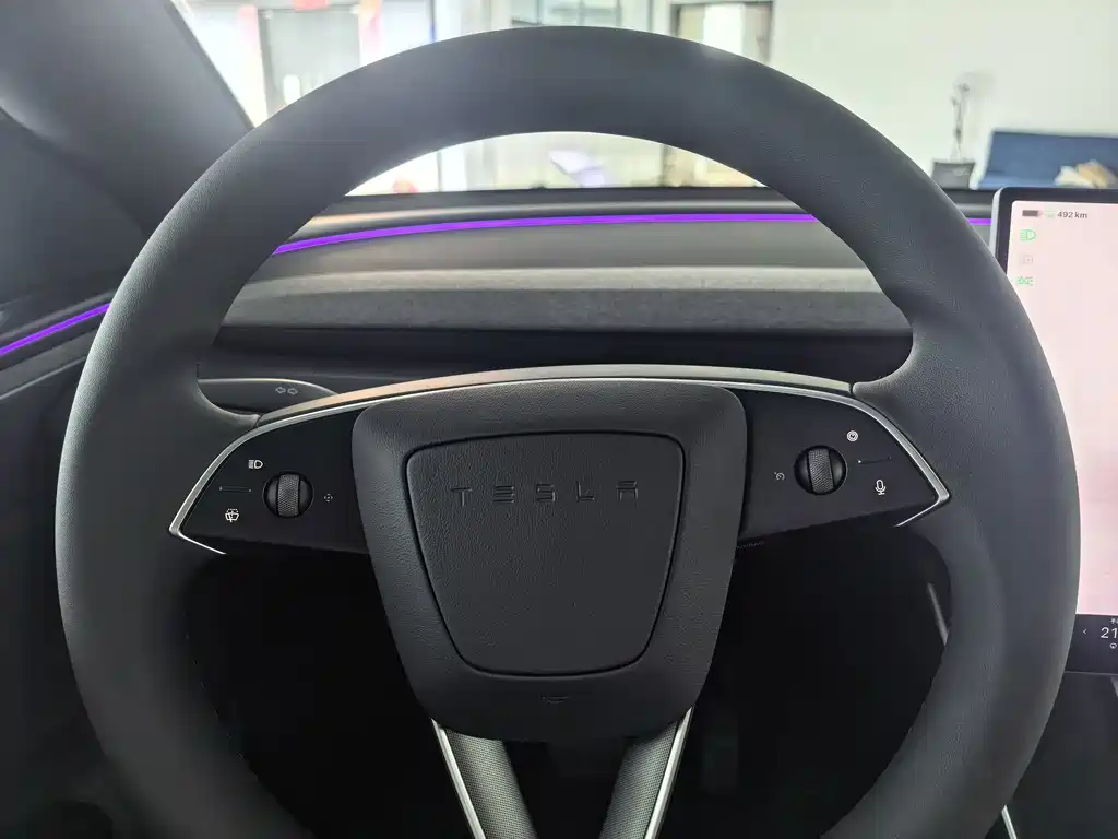 Tesla Model Y L — миниатюра 12