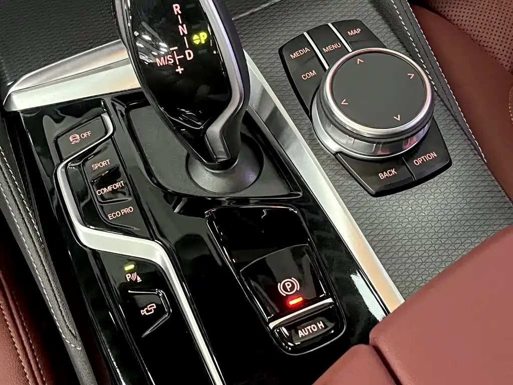 BMW 5 Series — миниатюра 10
