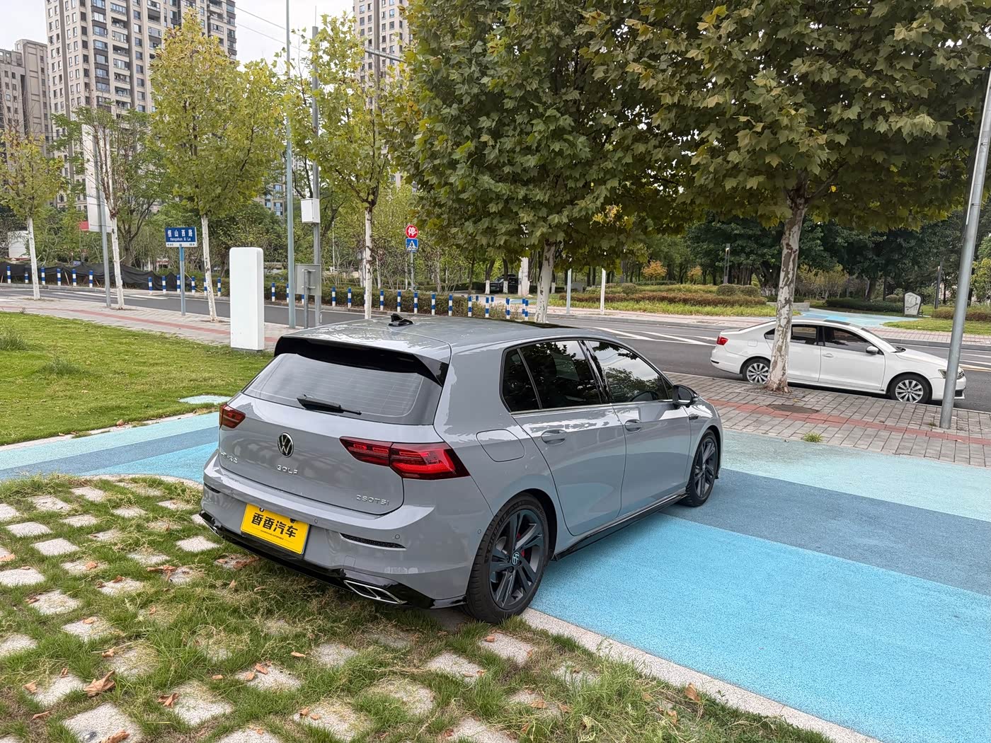 Volkswagen Golf 1.4 л 2023 г. Серебристо-серый, пробег 24000 км