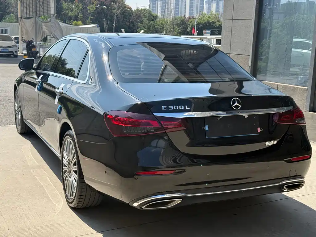 Mercedes-Benz E-Class — миниатюра 9