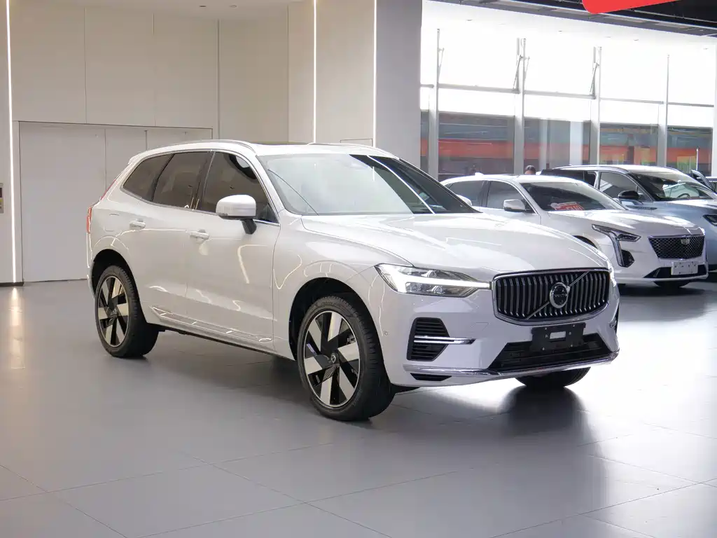 Volvo XC60 PHEV — миниатюра 3