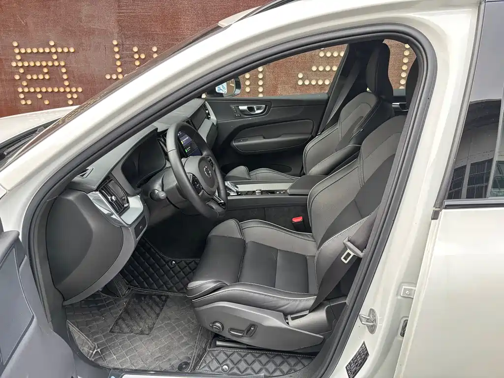 Volvo XC60 2025 B5 Sport