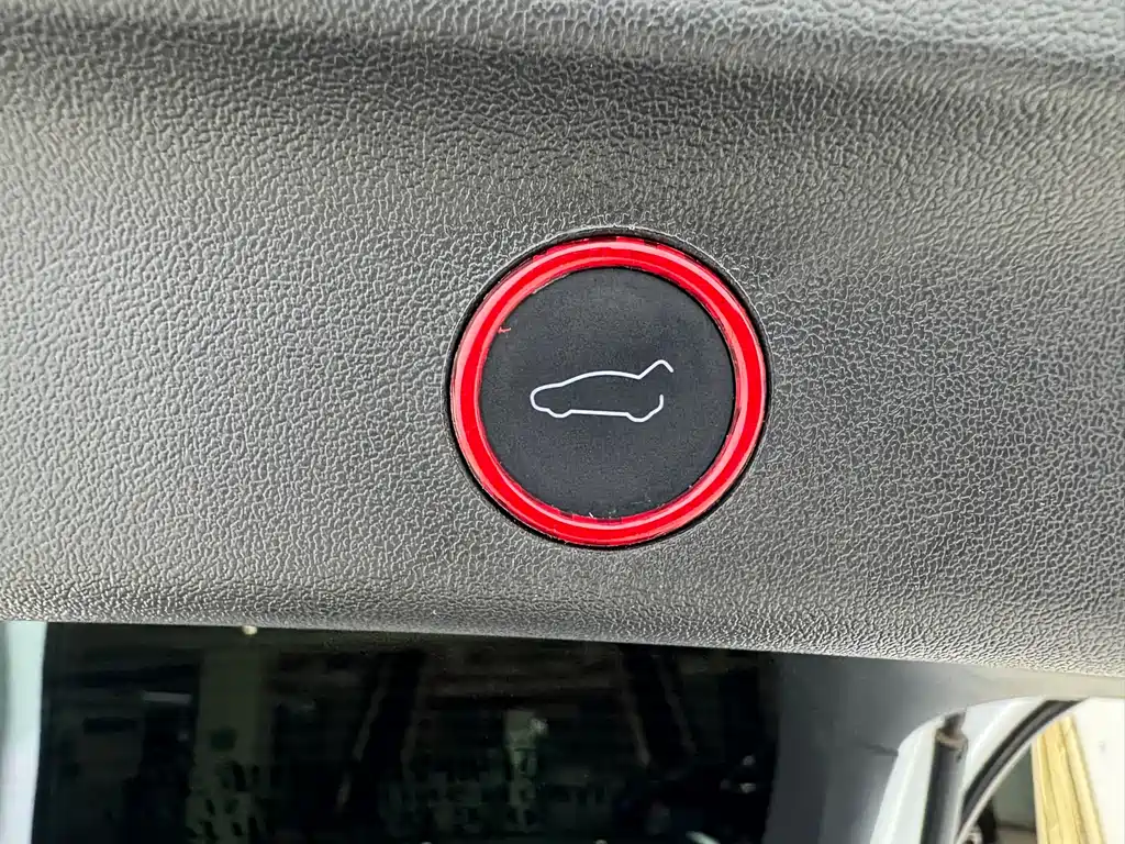 Tesla Model Y — миниатюра 16
