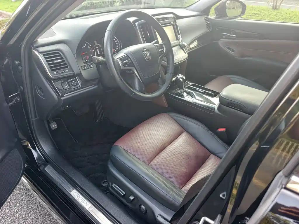 Toyota Crown — миниатюра 6