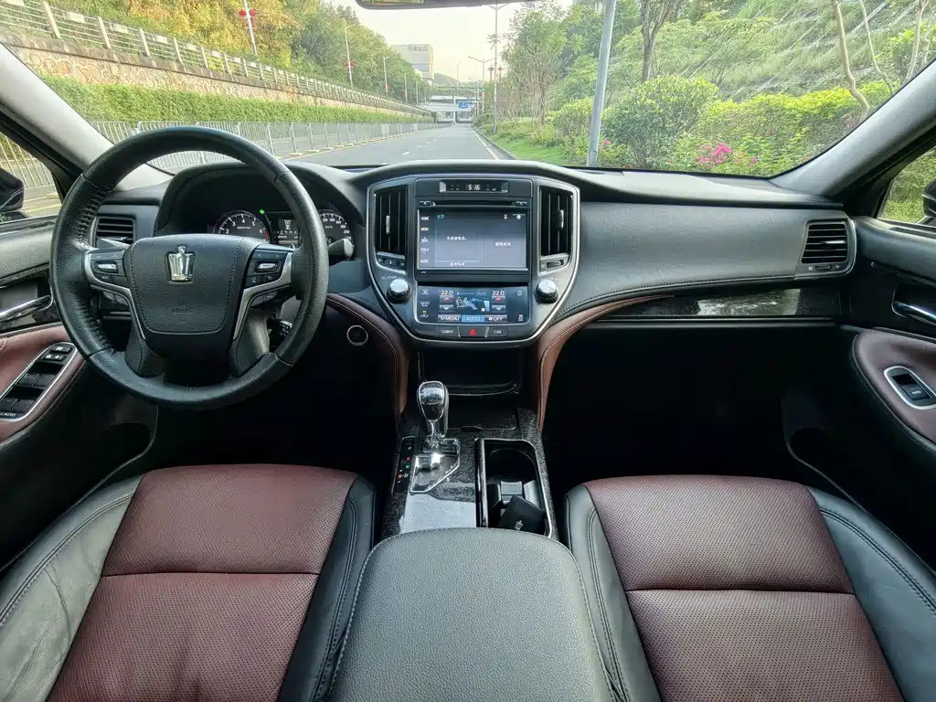 Toyota Crown — миниатюра 8