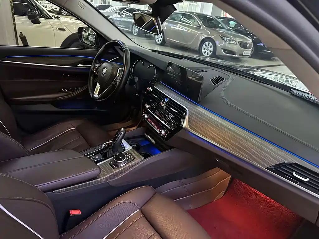 BMW 5 Series — миниатюра 11