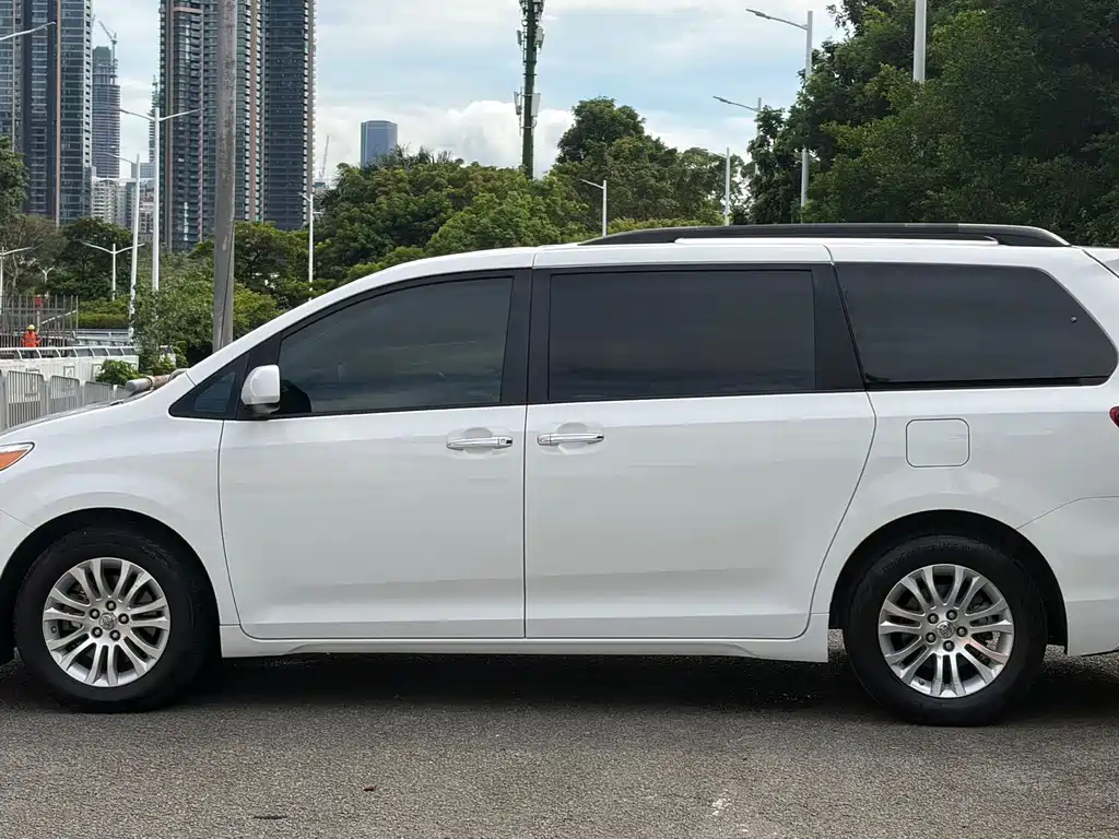 Toyota Sienna — миниатюра 3