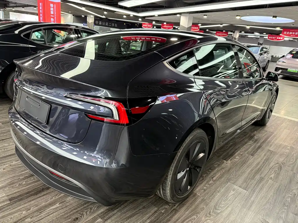 Tesla Model 3 — миниатюра 18