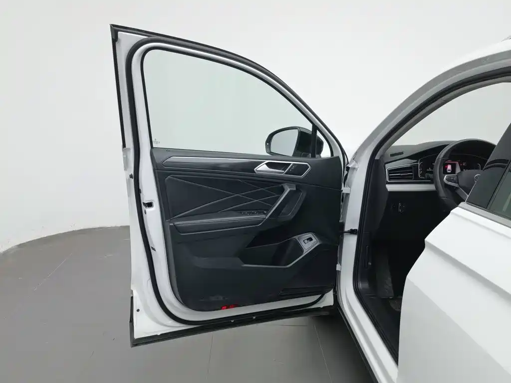 Volkswagen Tiguan L — миниатюра 8