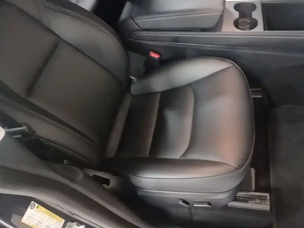 Tesla Model Y — миниатюра 25