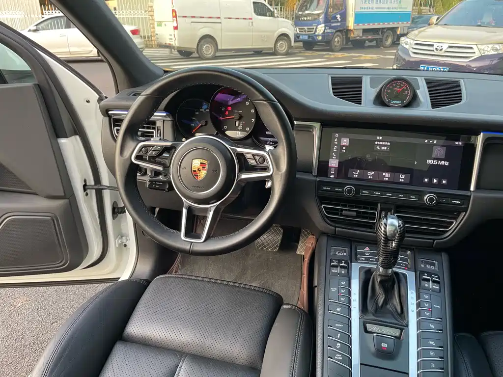 PORSCHE MACAN