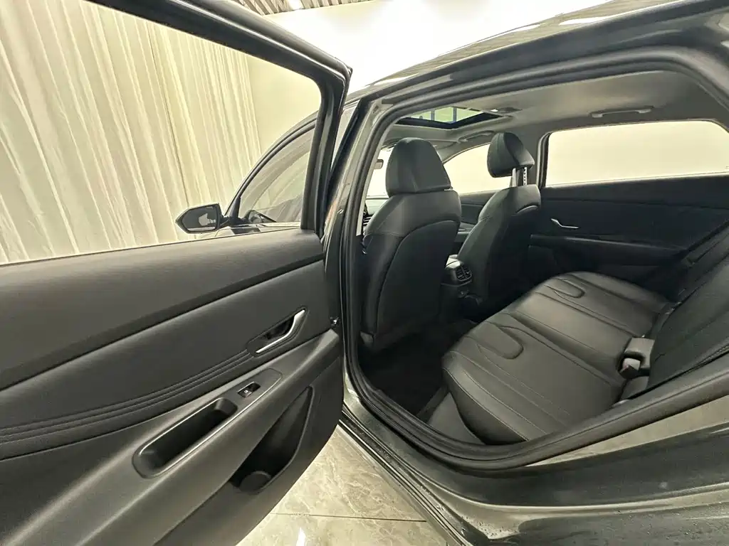 Hyundai Elantra — миниатюра 8